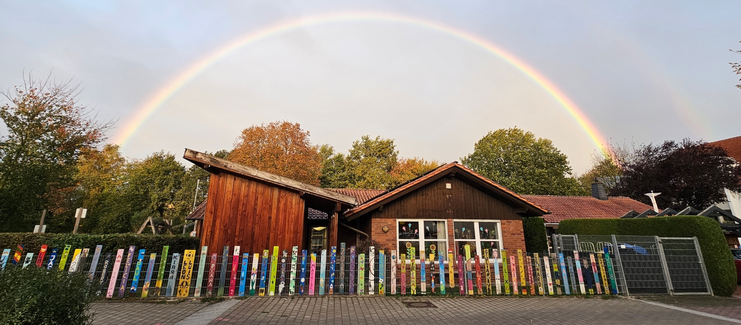 Wiesengraben mit Regenbogen